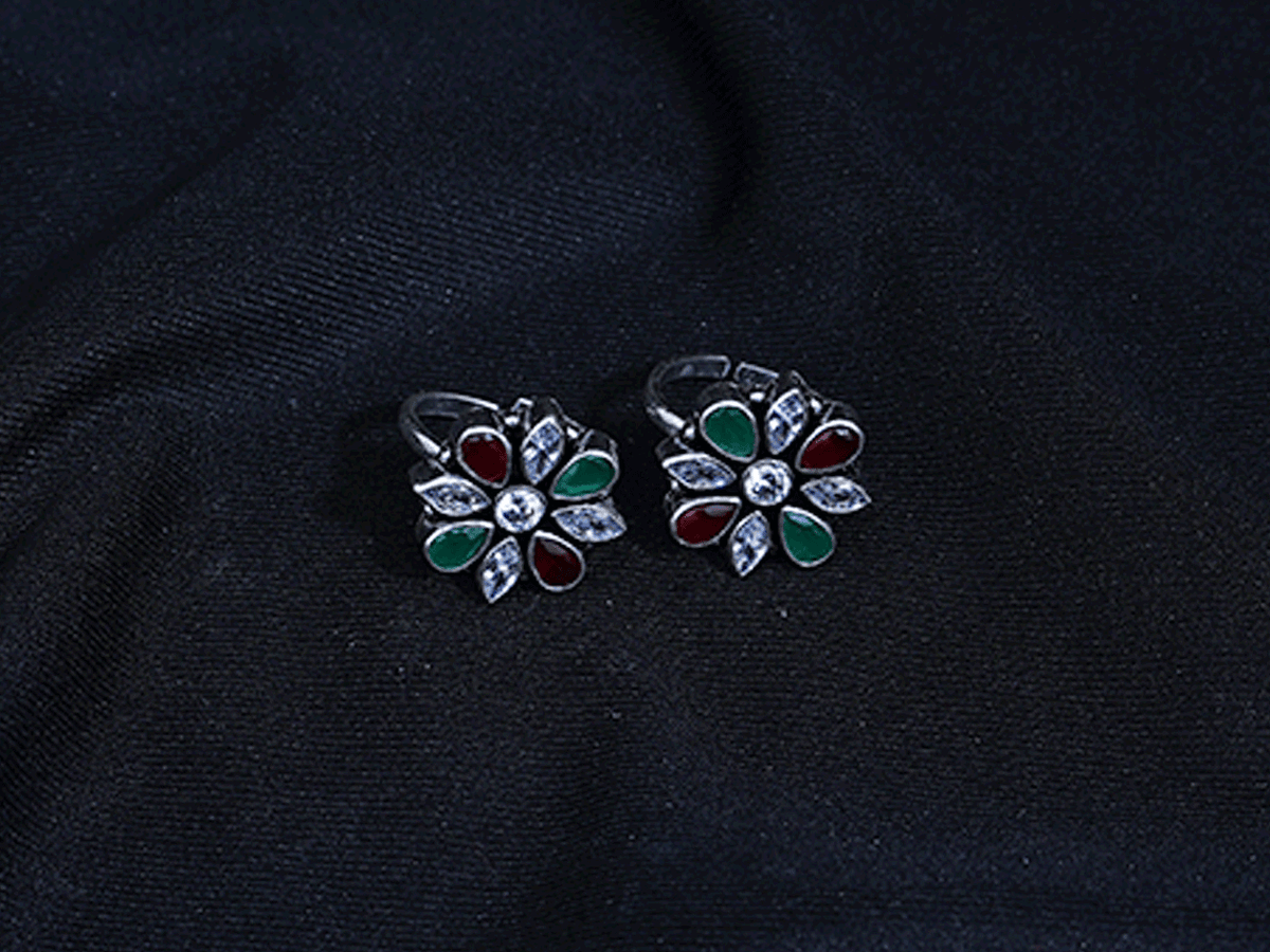 Pair Of Floral Design Kemp Stone Adjustable Silver Toe Rings
