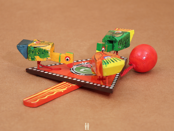 Wooden Handicraft Multicolor Feeding Birds Toy