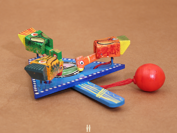 Wooden Handicraft Multicolor Feeding Birds Toy