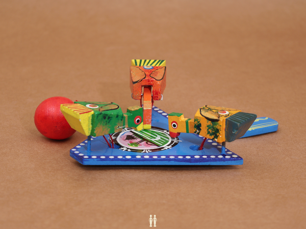 Wooden Handicraft Multicolor Feeding Birds Toy