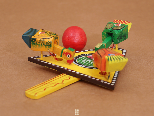 Wooden Handicraft Multicolor Feeding Birds Toy