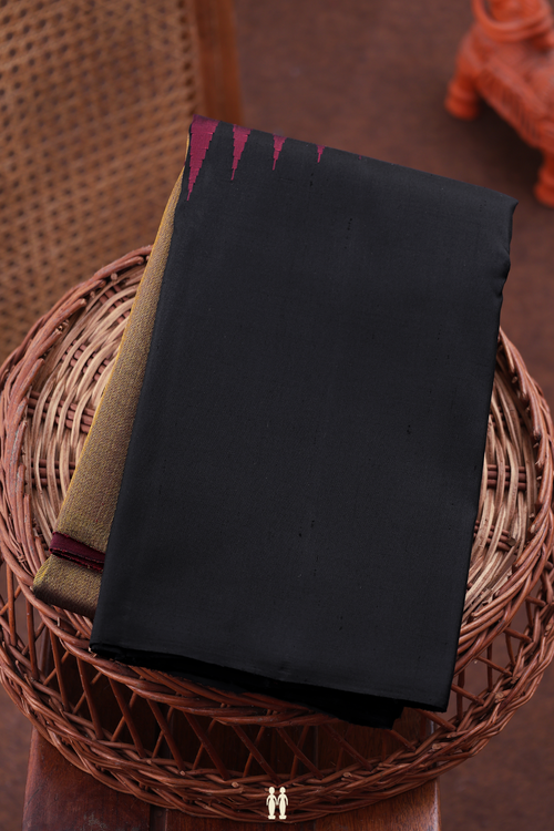 Kanchipuram Silk Saree In Gold With Step Border