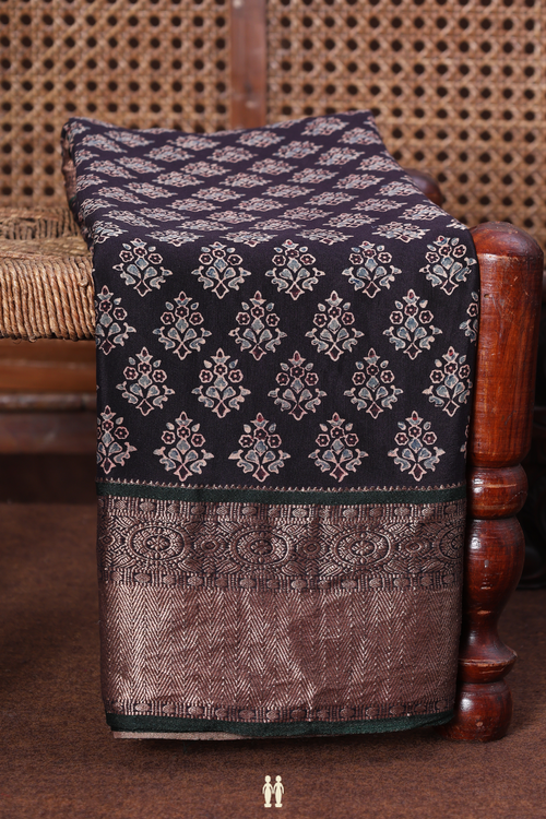 Georgette Saree In Deep Purple With Printed Buttas