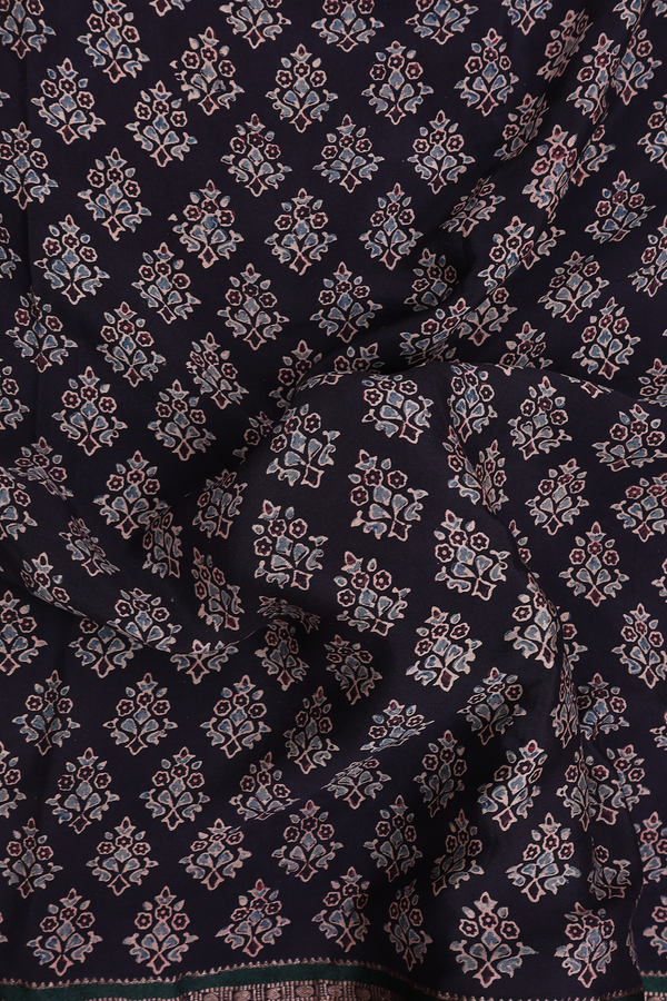 Georgette Saree In Deep Purple With Printed Buttas