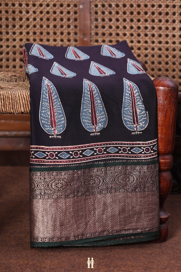 Georgette Saree In Deep Purple With Printed Buttas