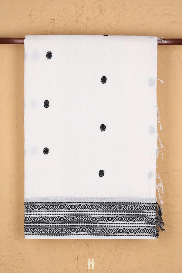 Bengal Cotton Saree In White With Threadwork Buttas