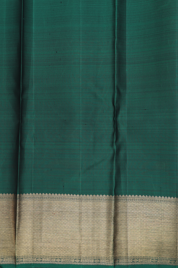 Kanchipuram Silk Saree In Green With Ogee Design