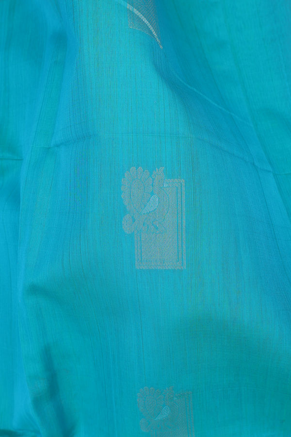 Kora Silk Cotton Saree In Green With Peacock Buttas