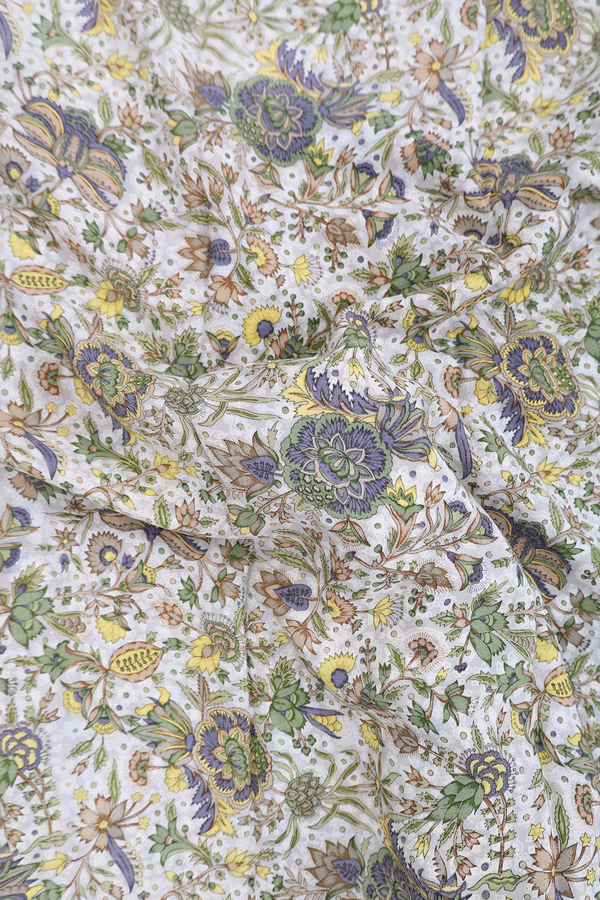 Crepe Saree In White With Floral Printed Design