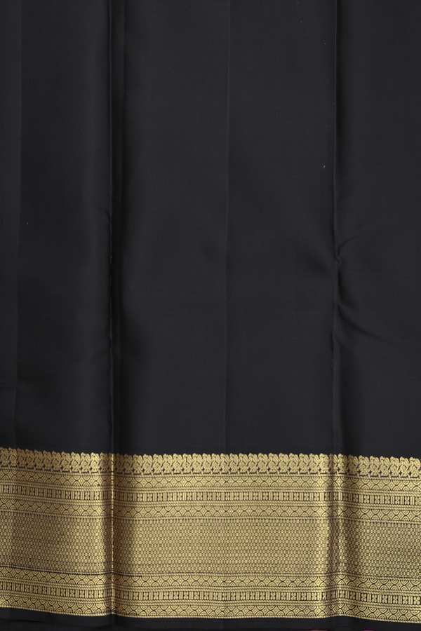 Kanchipuram Silk Saree In Off White With Peacock Buttas