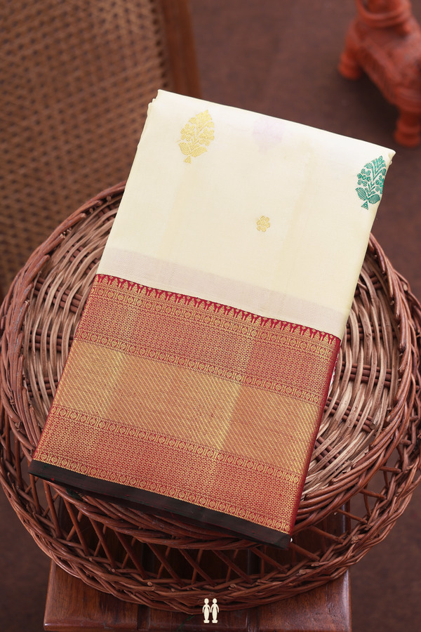 Kanchipuram Silk Saree In White With Floral Buttas