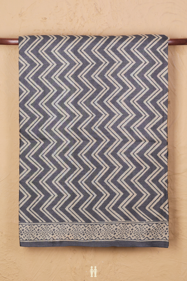 Tussar Silk Saree In Grey And Cream With Chevron Design
