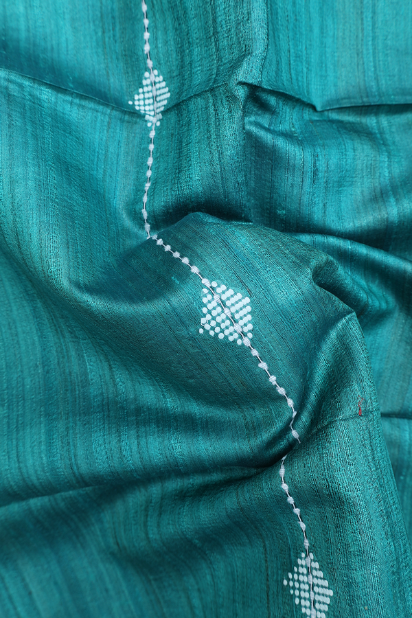 Jute Saree In Green With Threadwork Design
