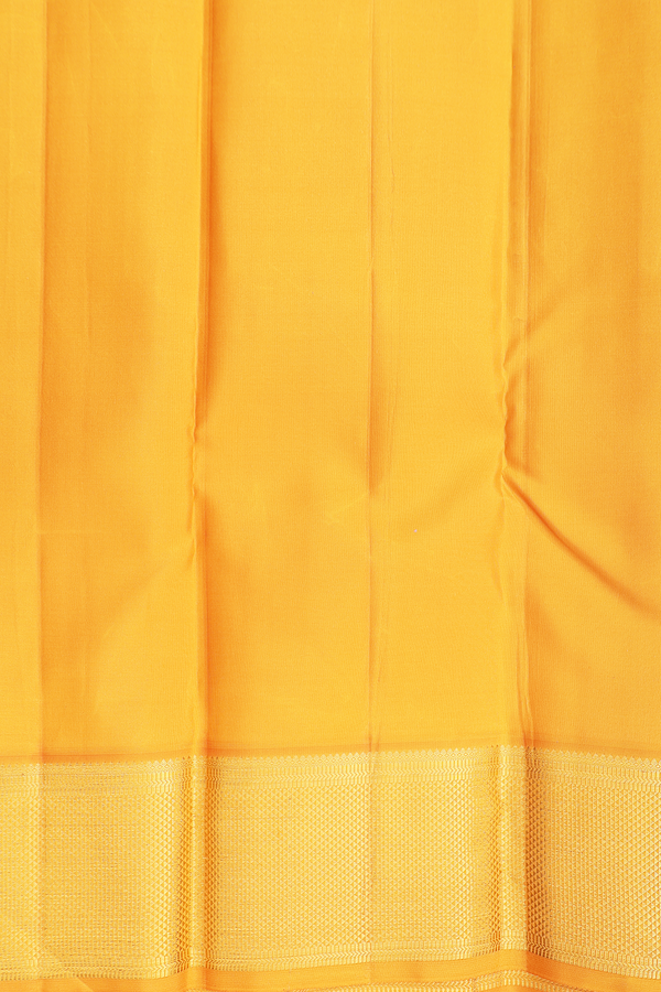 Kanchipuram Silk Saree In White With Contrast Border