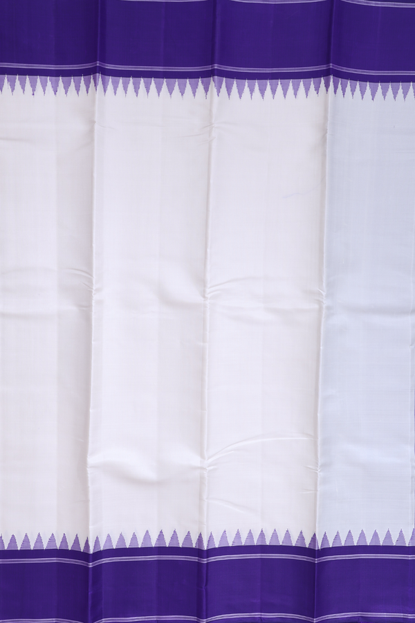 Kanchipuram Silk Saree In White With Contrast Border