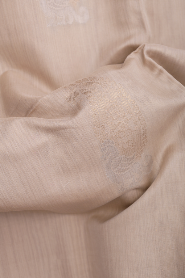 Kora Silk Cotton Saree In Pastel Brown With Peacock Motifs