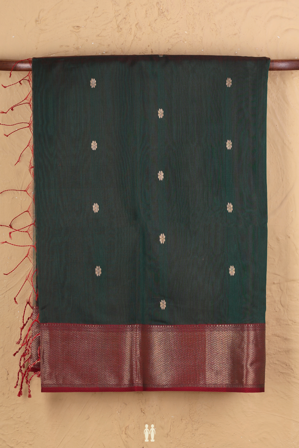 Maheswari Silk Cotton Saree In Dual Tone With Floral Buttas