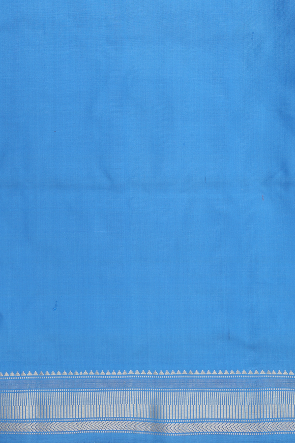 Pochampally Silk Saree In Light Grey With Arrow Design
