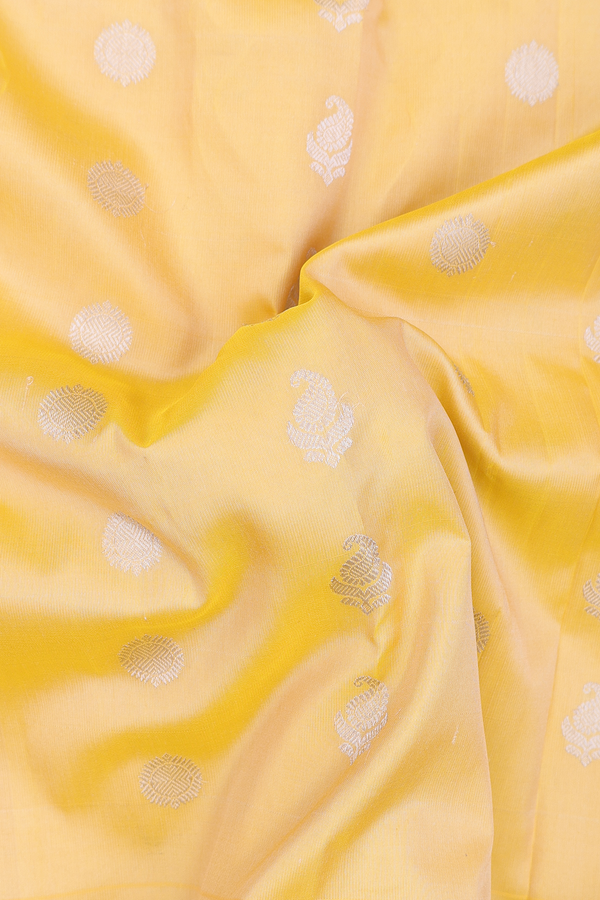 Gadwal Silk Saree In Light Yellow With Paisley Buttas
