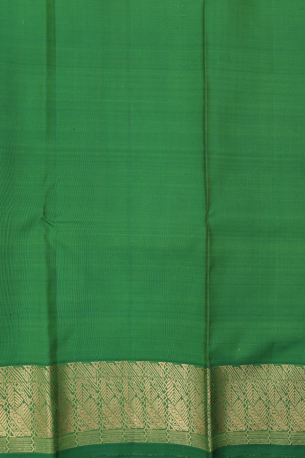Kanchipuram Silk Saree In Leaf Green With Zari Buttas