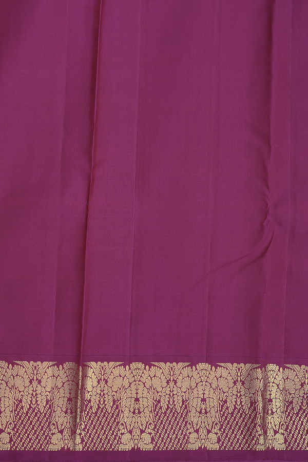Kanchipuram Silk Saree In Leaf Green With Floral Buttas