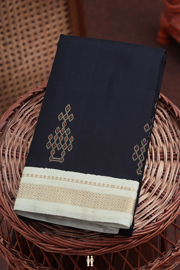 Kanchipuram Silk Saree In Black With Contrast Border