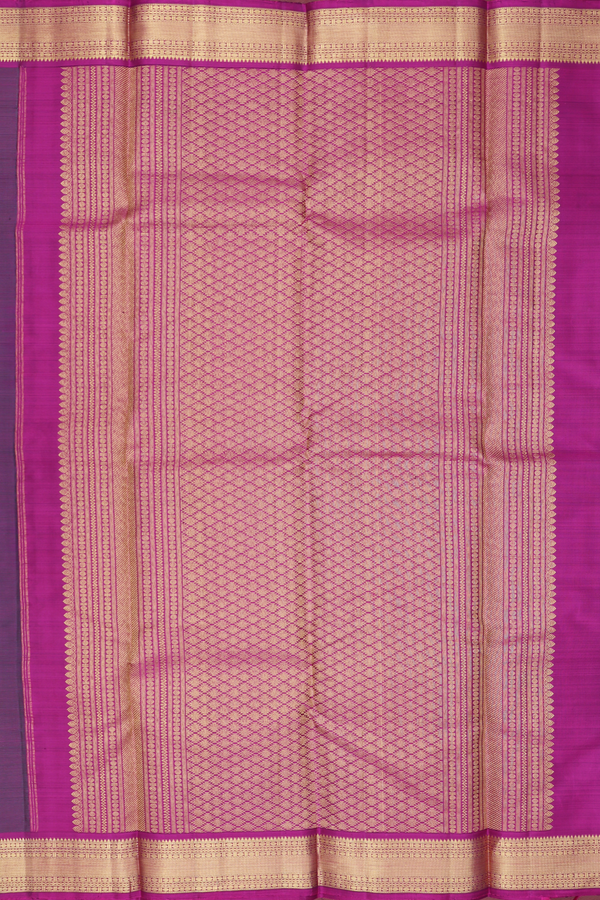 Kanchipuram Silk Saree In Forest Green With Zari Motifs