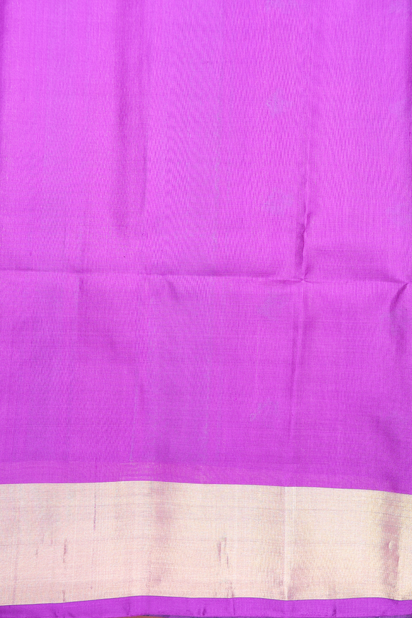 Soft Silk Saree In Leaf Green With Zari Motifs