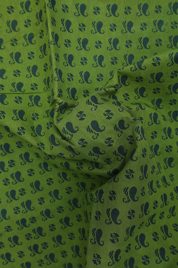 Sungudi Cotton Saree In Leaf Green With Paisley Design
