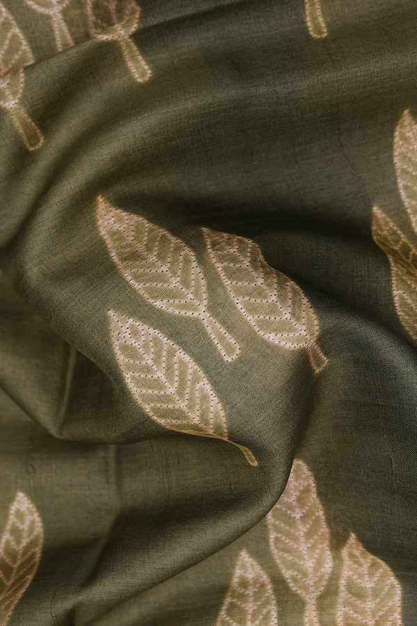 Tussar Silk Saree In Green With Shibori Design
