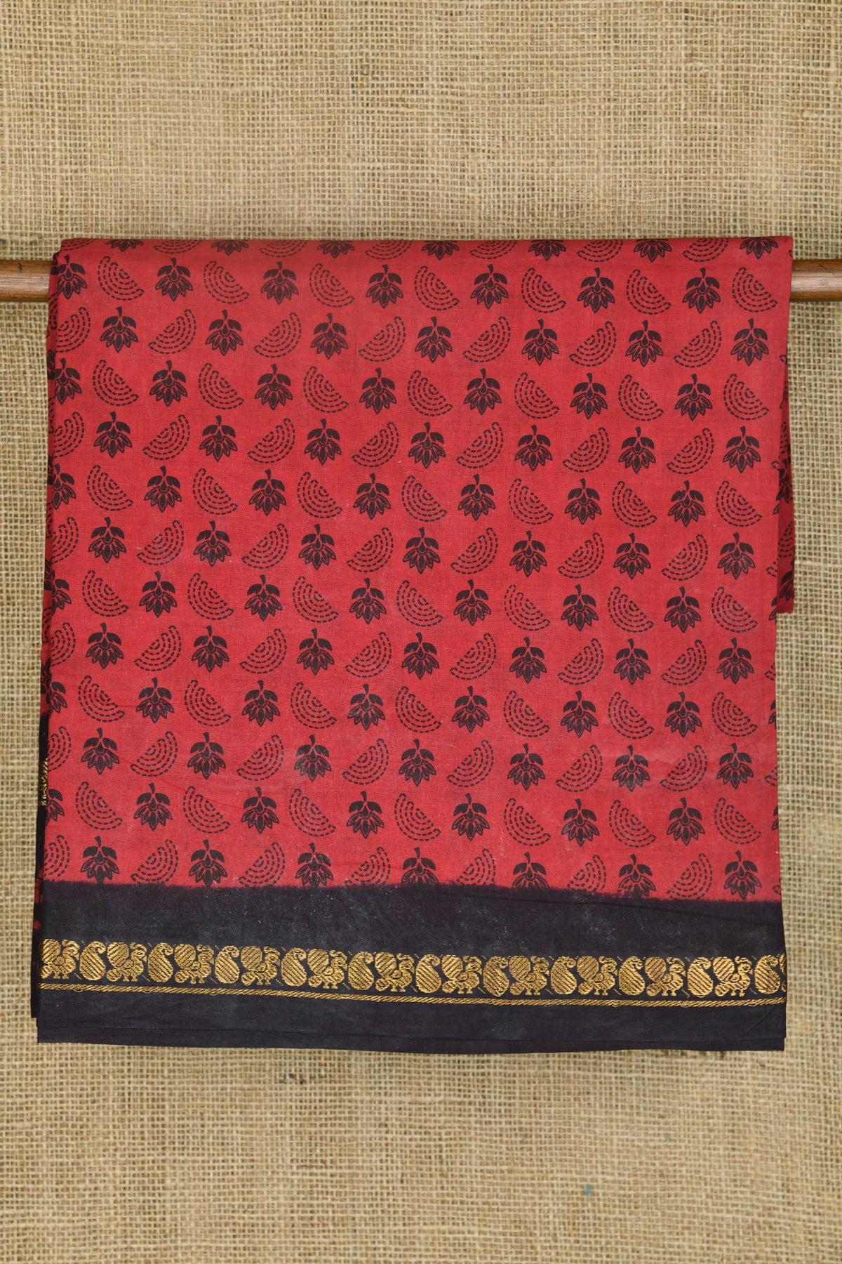 Contrast Zari Paisley Border With Small Floral Buttis Body Crimson Red Sungudi Cotton Saree