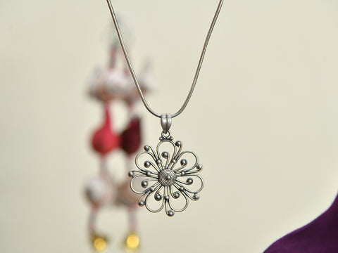 Pure Silver Floral Design Pendant And Plain Chain Set