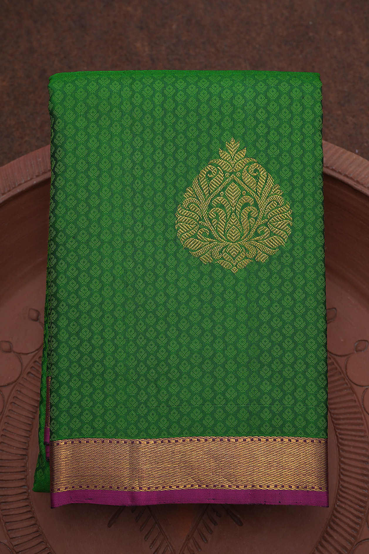 Threadwork And Floral Motif Emerald Green Kanchipuram Silk Saree