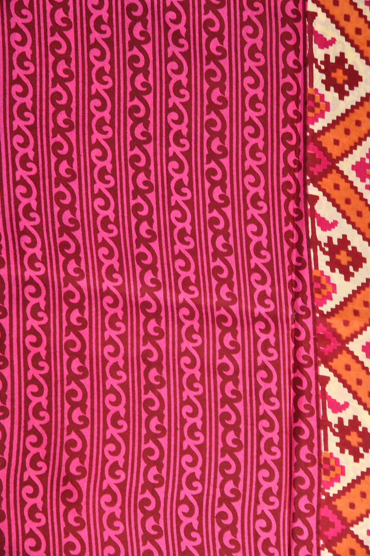 Cream And Pink Pixel Design Ivory Printed Silk Saree