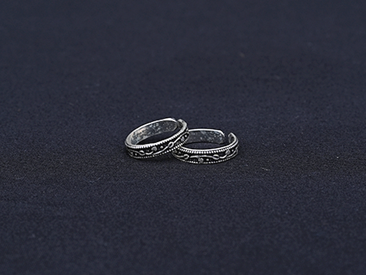 Pair Of Oxidised Silver Leaf Design Band Toe Rings