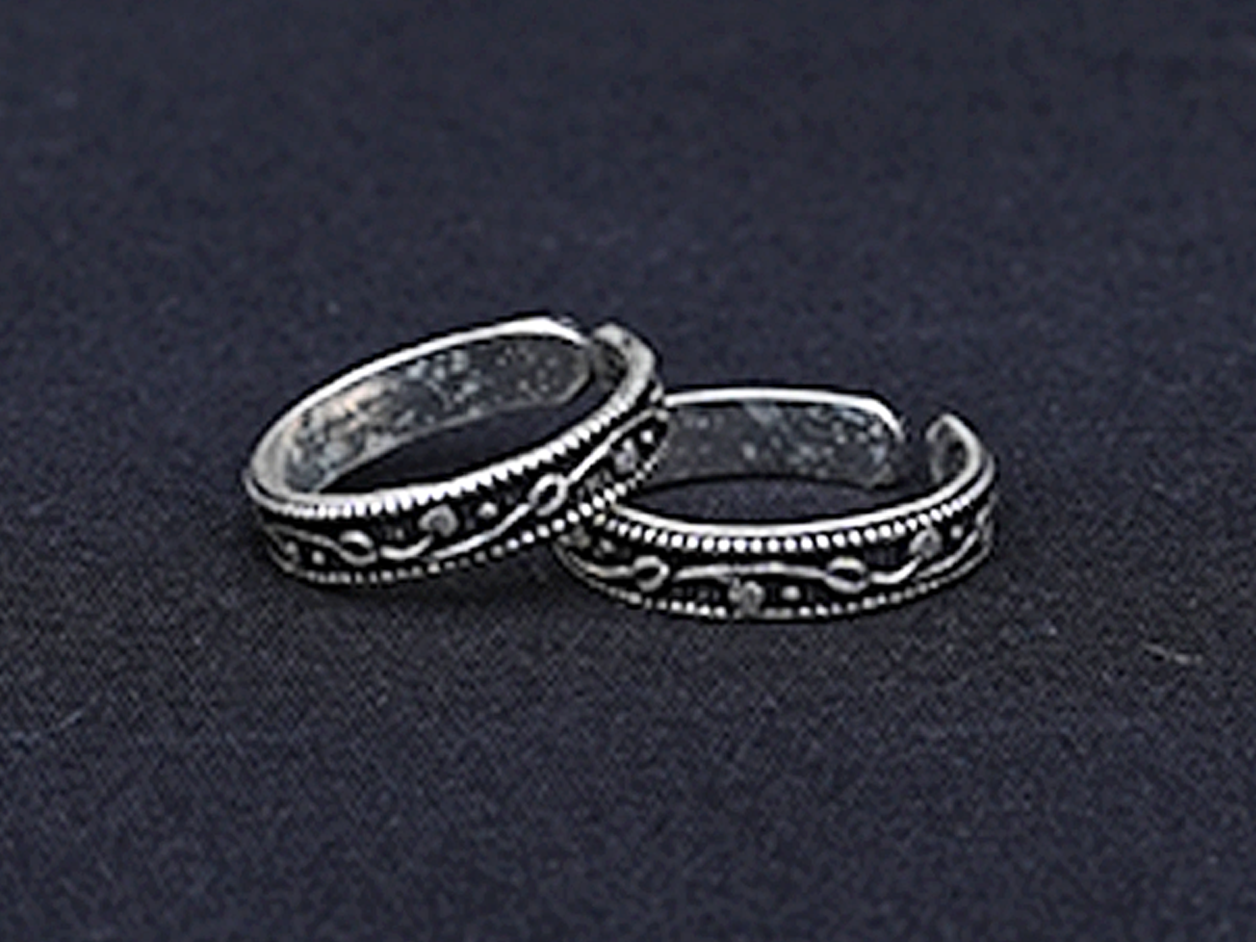 Pair Of Oxidised Silver Leaf Design Band Toe Rings