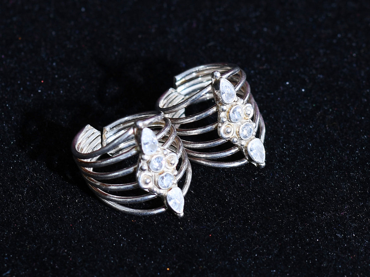 Pair Of Spring Design White Stones Pure Silver Toe Ring
