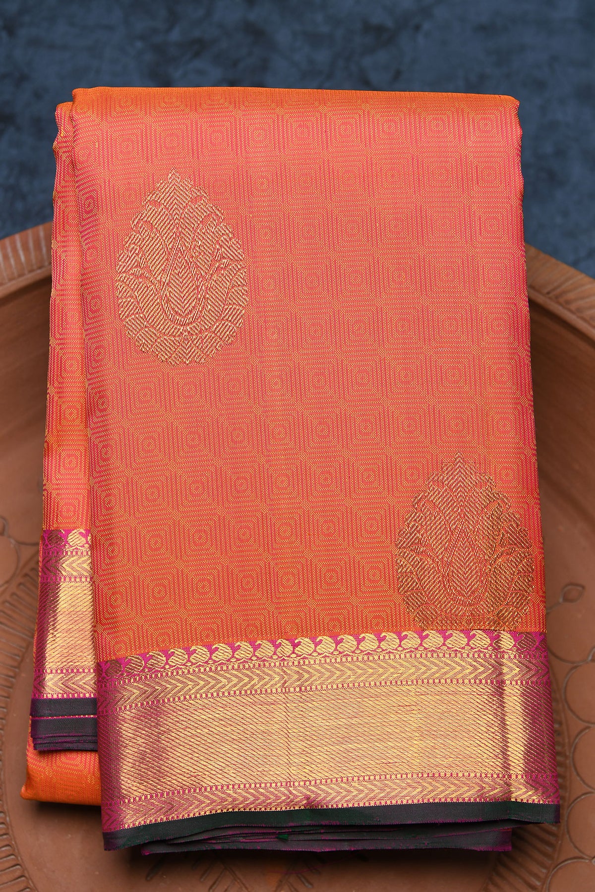 Paisley Zari Border With Traditional Butta Pink Kanchipuram Silk Saree