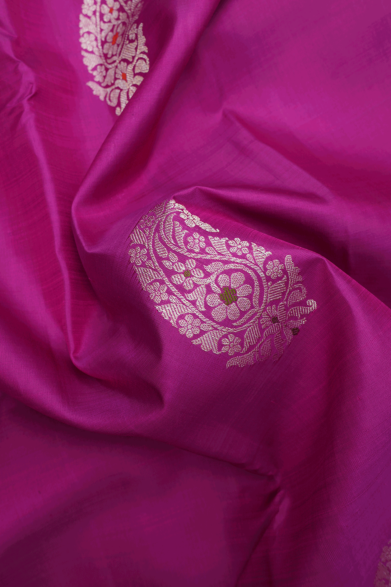 Paisley Zari Motifs Deep Magenta Kanchipuram Silk Saree