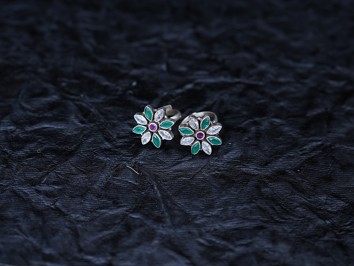 Pair Of Flower Design Kemp Silver Toe Rings