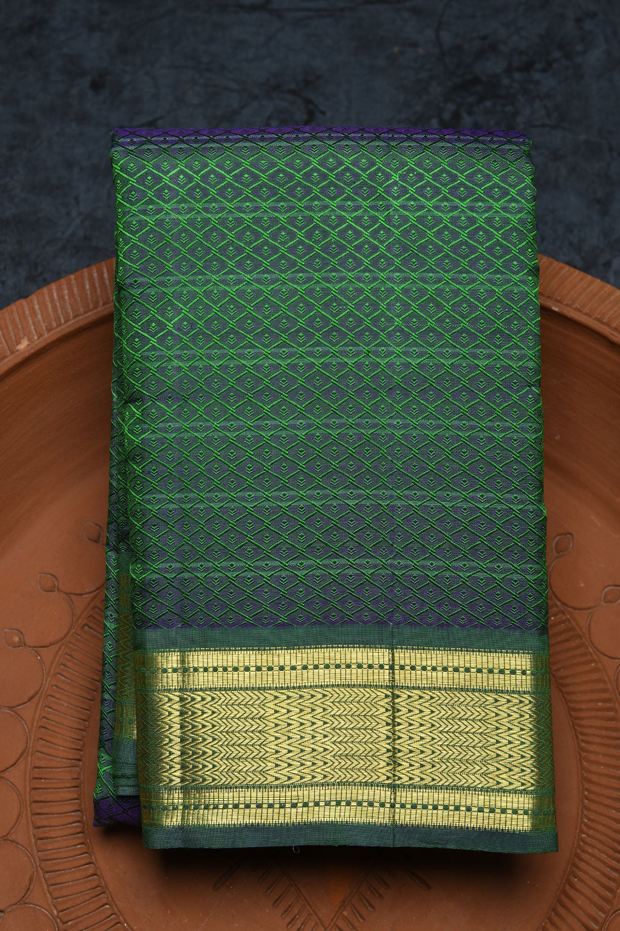 Zig Zag Zari Border With Jacquard Geometric Pattern Manthulir Color Kanchipuram Silk Saree
