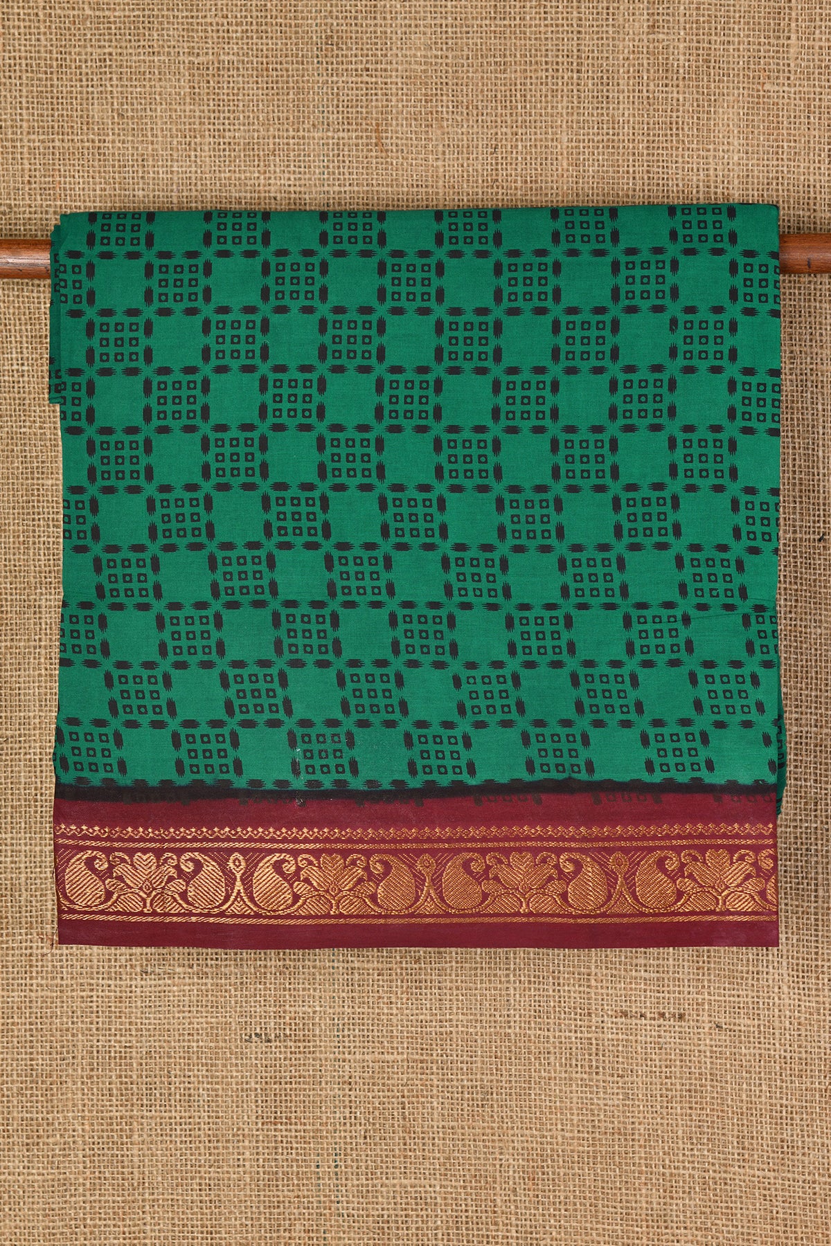 Contrast Border In Green Sungudi Cotton Saree