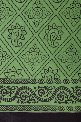 Paisley Design Green Sungudi Cotton Saree